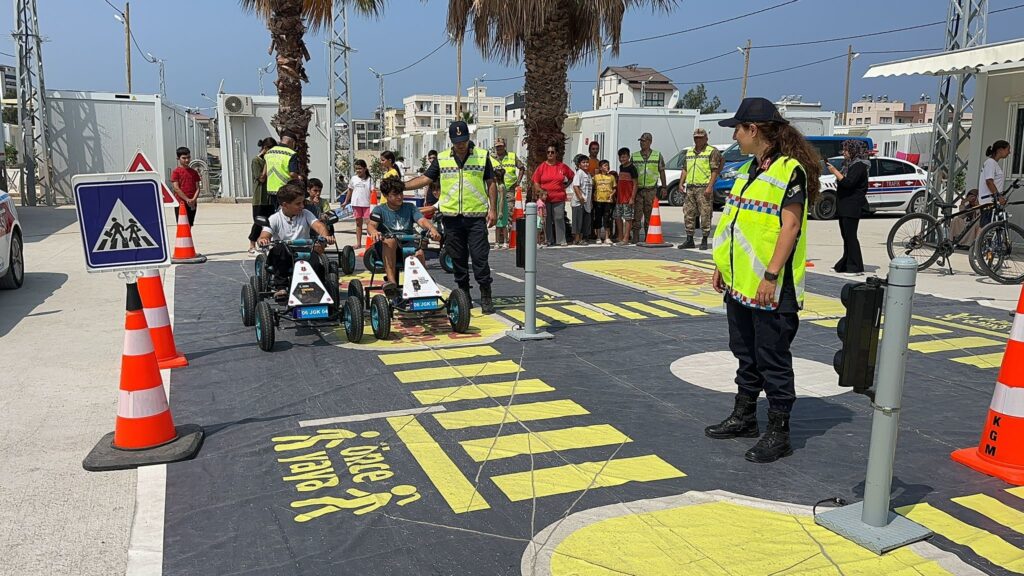 Hatay’da depremzede çocuklar jandarmanın gezici eğitim tırı ile buluştu
