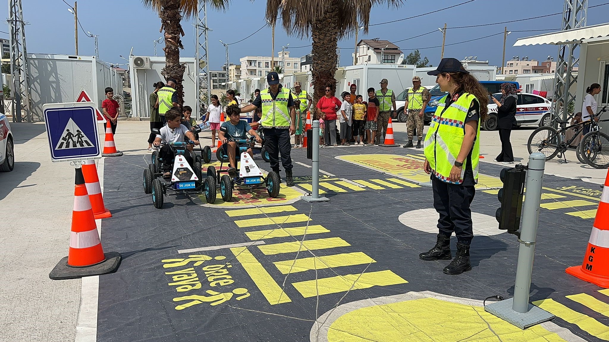 HATAY'DA DEPREMZEDE ÇOCUKLAR JANDARMANIN GEZİCİ EĞİTİM TIRI İLE BULUŞTU