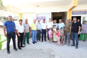 Hatay Büyükşehir Belediye Başkanı Doç. Dr. Lütfü Savaş, Türkiye’de depreme kadar en fazla vergi veren şehirlerden biri olduklarını hatırlatarak, depremde büyük bir yıkım yaşadıklarını ancak merkezi idareden beklenen düzeyde hizmet alamadıklarını söyledi.  Savaş, ‘’Depremden önce de bu sorunları yaşıyorduk fakat depremden sonra herkesin şehre artık daha fazla destek vermesi gerekiyor. Gücümüzün yetmediği yerlerde bakanlıkların devreye girmesi ve çalışmalar gerçekleştirmesi lazım’’ dedi.   6 Şubat Depremi’nin ardından Hatay’ın 15 ilçesini ziyaret ederek vatandaşların sorunlarını ve taleplerini dinleyen Başkan Savaş, Yayladağı ilçesine bağlı Yoncakaya, Ayışığı, Kışlak, Hisarcık, Arslanyazı, Uluyol, Görentaş, Güveççi, Üçırmak ve Yukarıokçular Mahallelerinde görüşmeler gerçekleştirdi.   Mahalle sakinleri ve muhtarlar ile görüşerek talep ve önerileri yerinde dinleyen Lütfü Savaş, Yayladağı ilçesinde yapılan hizmetler ve yeni yapılacak çalışmalar hakkında bilgi verdi.              “DEPREMİN İLK GÜNÜNDEN BERİ SAHALARDAYIM VE MAHALLE ZİYARETLERİME DEVAM EDİYORUM”   Hatay’ın depremden en çok etkilenen şehir olduğunu söyleyen Savaş, “ Maalesef Hatay depremden en çok yara alan illerden bir tanesi. Depremin ilk günlerinden itibaren halkımızın sorunlarını ve eksiklikleri giderebilmek amacıyla sahalardayım ve mahalle ziyaretlerime devam ediyorum. Biliyorsunuz ki Hatay Büyükşehir Belediyesi de bir depremzede. Bütün hizmet binalarımız ağır hasarlı veya yıkılacak durumda. Ayrıca çok fazla personelimizi kaybettik. Kayıplarımız çok fazla olmasına rağmen 3 bin 800’den fazla insanımızı depremden kurtardık.” dedi.   “SORUNLARINIZI ÇÖZMEK AMACIYLA VAR GÜCÜMÜZLE ÇALIŞIYORUZ”   Deprem sonrası Hatay’da en fazla altyapı ve su sıkıntılarının da yaşandığını sözlerine ekleyen Başkan Savaş, “ Asrın felaketi dediğimiz ve çok fazla vatandaşımızın hayatını kaybettiği depremden altyapımız çok fazla hasar aldı. Su kuyularımız kurudu ve birçok yerde sarsıntıdan dolayı şebekelerimizde kopmalar yaşandı. Enkaz kaldırma çalışmaları da gerçekleştirilirken yerinde ayrıştırmalar da yapıldığından dolayı altyapımız çok ciddi hasarlar alıyor. Deprem ve bu sıkıntılardan kaynaklı Hatay’ın çok fazla mahallesinde gördüğümüz kadarıyla su sıkıntıları oluşmuş. Ama bizler sıkıntılarını çözmek amacıyla sizlerleyiz. Sorunlarınızı çözmek amacıyla var gücümüzle çalışıyoruz.” açıklamalarında bulundu.  “İLÇE NÜFUSU ARTTIĞINDAN DOLAYI İHTİYAÇLAR DA ÇOK FAZLA ARTTI”     Savaş konuşmasında, “Antakya’da 30, Defne’de de iki mahalle maalesef depremde yok oldu. Yayladağı çok şükür diğer ilçelerimize göre daha iyi durumda. Ama sizler de biliyorsunuz ki depremden çok fazla hasar alan ilçelerden gelen insanlarımız artık buraya yerleştiklerinden dolayı buradaki mahallerimizde ihtiyaçlar arttı. Bizler eksikliklerinizi biliyoruz ama imkânımız da kısıtlı olduğundan yollarınızı ve ihtiyaçlarınızı planlama dahilinde en kısa süre içerisinde yapacağız” diye konuştu.   “HATAY TÜRKİYE’DE EN FAZLA VERGİ VEREN BİR ŞEHİRLERDEN BİR TANESİ ”  Hatay’ın bir an önce eski güzelliğine kavuşması ve yeniden ayağa kalkması için destek beklediklerini söyleyen Lütfü Savaş, “ Hatay Türkiye’de en fazla vergi veren şehirlerden bir tanesi. En fazla yıkımı yaşayan şehir de biziz. Ama hizmet konusunda maalesef çok geri planda kaldı. Vermiş olduğumuz vergilere göre hizmet almıyoruz. Depremden önce de bu sorunları yaşıyorduk fakat depremden sonra herkesin şehre artık daha fazla destek vermesi gerekiyor. Gücümüzün yetmediği yerlerde bakanlıkların devreye girmesi ve çalışmalar gerçekleştirmesi gerekiyor.