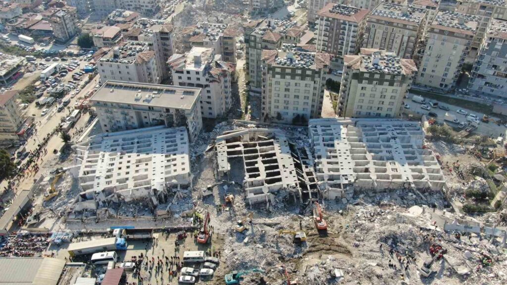 ‘Cennetten bir köşe’ vaadiyle satılan Rönesans Rezidans’ta kayıp 52 kişinin aileleri 7 aydır umutlu bir haber bekliyor