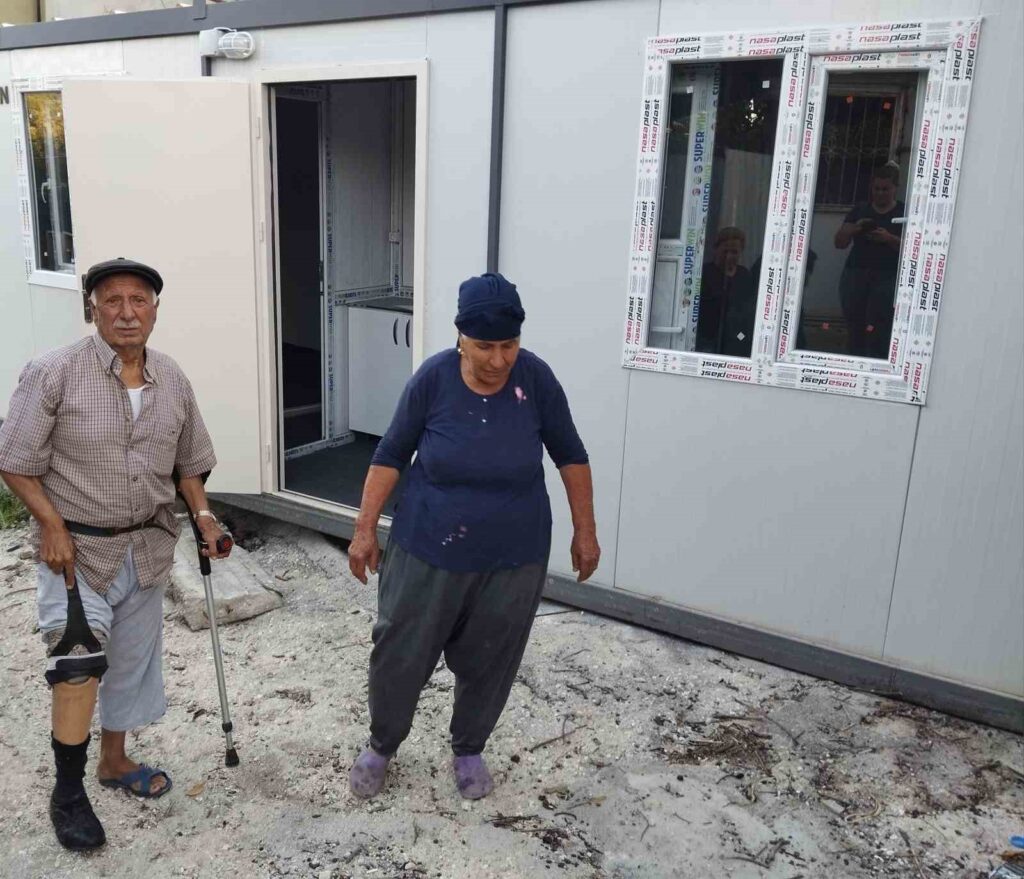 Bacağı kesilen ve torunlarına da bakan yaşlı amcaya konteyner