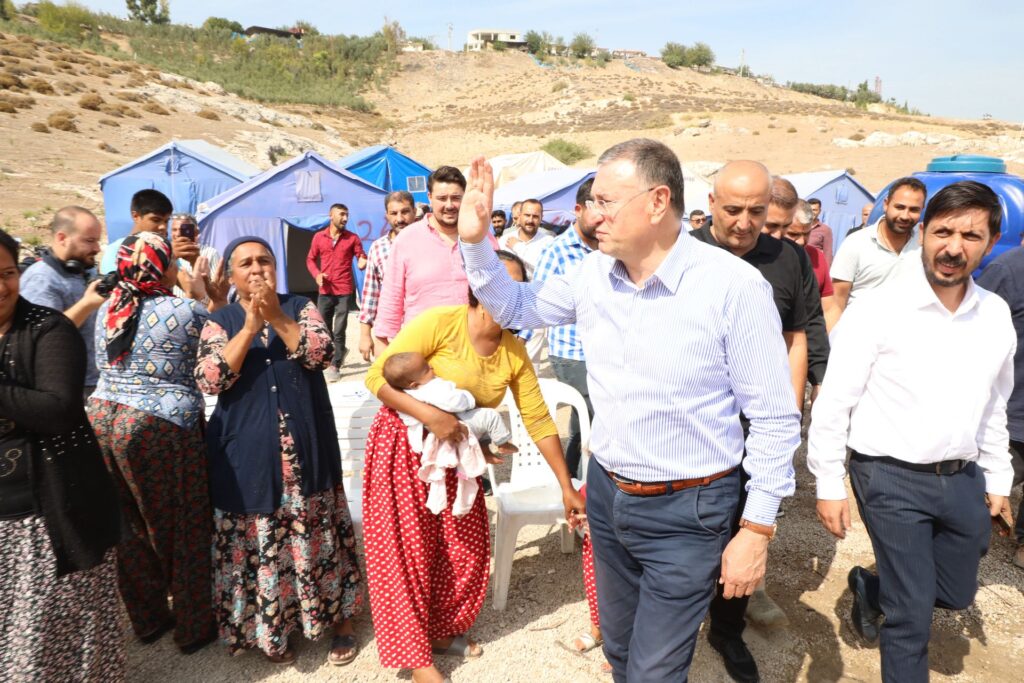 HBB Başkanı Lütfü Savaş, Kırıkhan’da çadırlarda kalan vatandaşları ziyaret etti