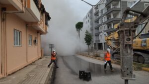 Dinamitle patlatılan bina vatandaşların meraklı bakışları arasında yerle bir oldu