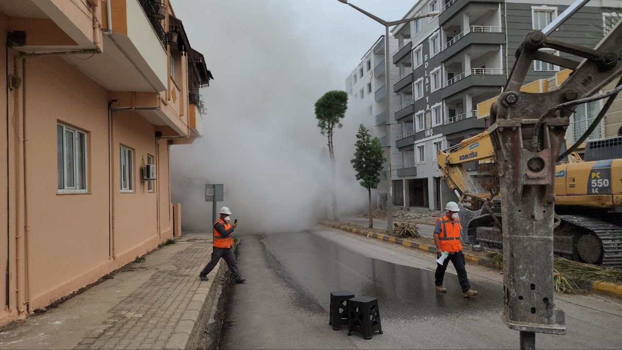 Dinamitle patlatılan bina vatandaşların meraklı bakışları arasında yerle bir oldu