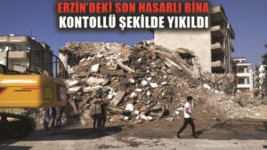 Ağır hasarlı bina iş makineleriyle yıkıldı
