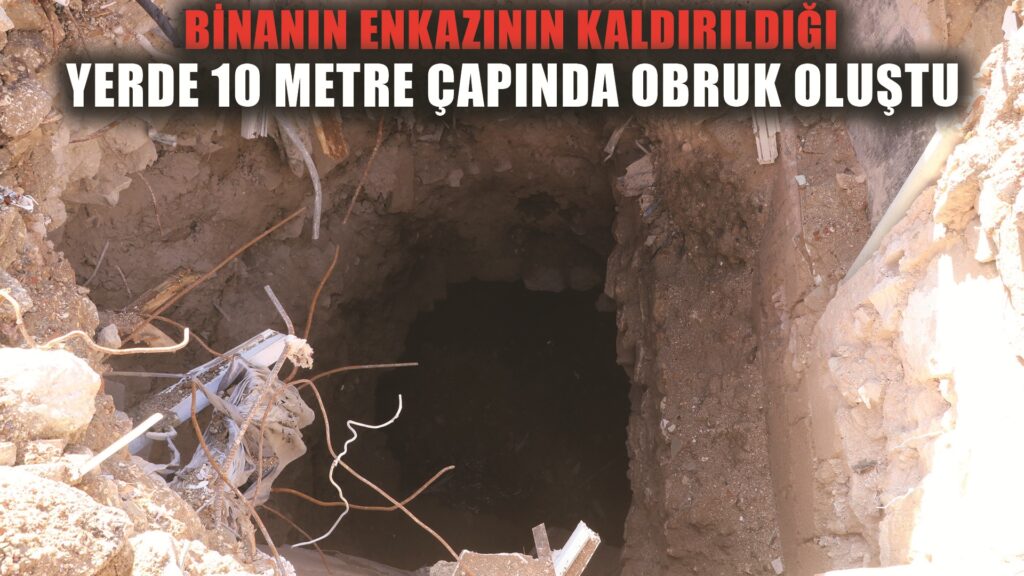 Enkazı kaldırılan binanın yerinde 10 metre derinliğinde obruk oluştu