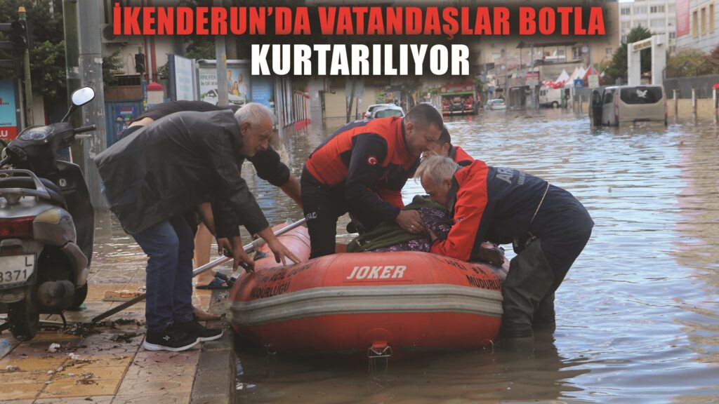 Suyun bir buçuk metreyi bulduğu İskenderun kent merkezinde, AFAD vatandaşları botla kurtarıyor