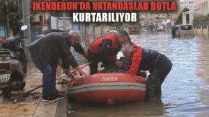 Suyun bir buçuk metreyi bulduğu İskenderun kent merkezinde, AFAD vatandaşları botla kurtarıyor