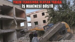 İş makinası yıkım esnasında oluşan yarığa düştü