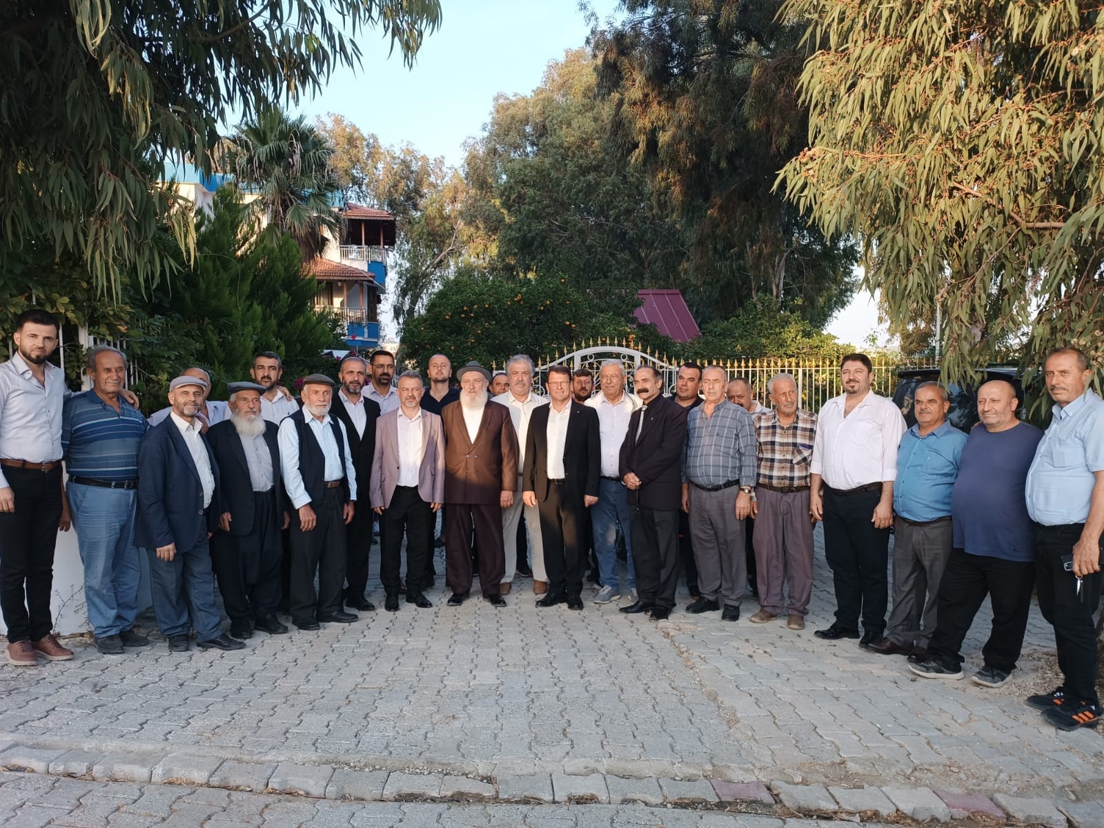 BAŞKAN ERYILMAZ MAHALLE MAHALLE GEZEREK VATANDAŞLARIN SORUNLARI İLE BİREBİR İLGİLENİYOR. (1)