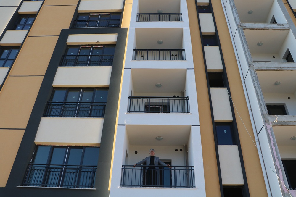 Dış cephe mantolamalarının bitmesiyle vatandaşları cezbeden afet konutlarının teslimine yeni yılla birlikte başlanacak