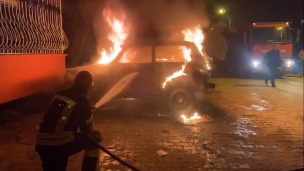 Hatay’da otomobilin alev alev yandığı anlar kamerada