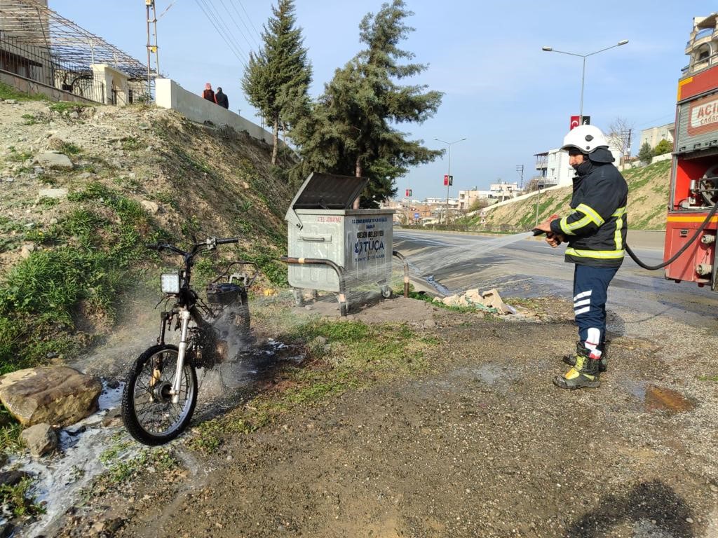 Hatay’da motosiklet yandı