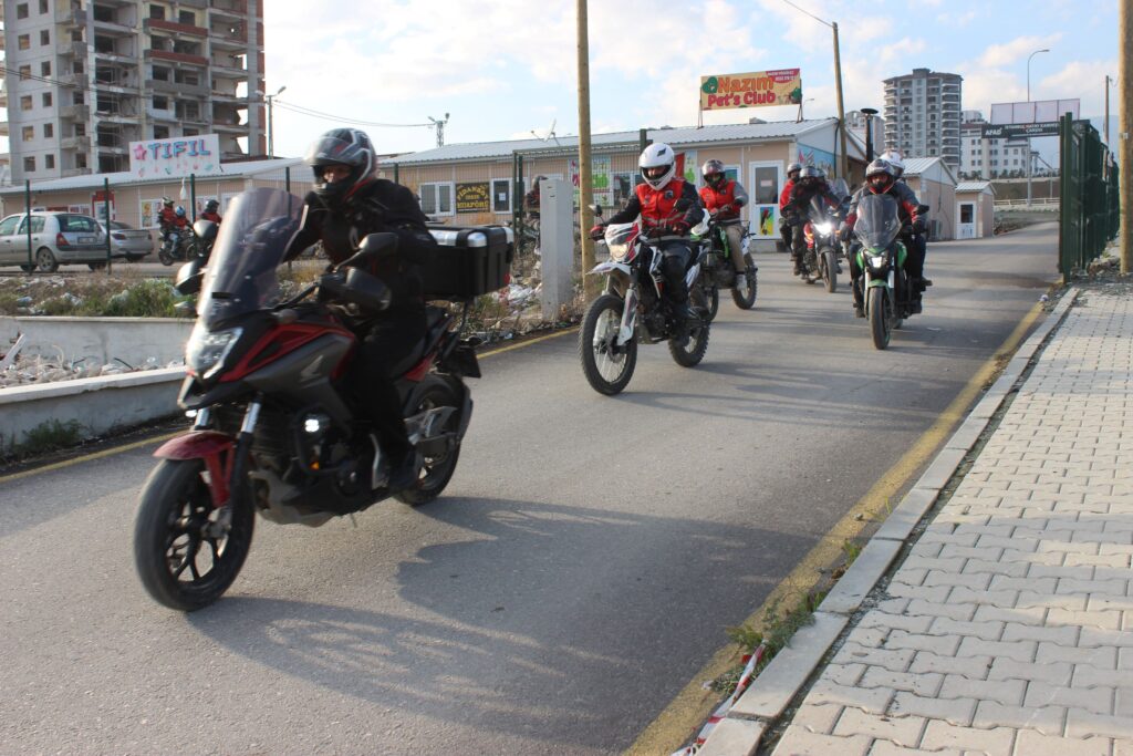 Enkaz kentte motorculardan birlik mesajı