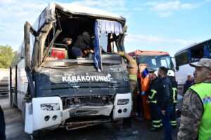 İŞÇİ SERVİSLERİNİN ÇARPIŞTIĞI KAZADA YARALI SAYISI 11 OLDU