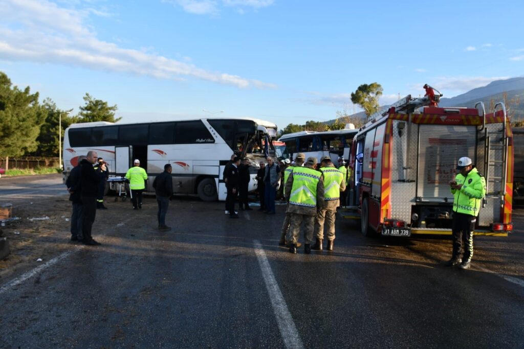 İşçi servisleri çarpıştı: 6 yaralı