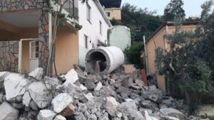 DEPREMLE BİRLİKTE AYLARDIR MİNARESİZ KALAN CAMİYE, ÇELİKTEN 26 METRELİK MİNARE YAPTIRILDI