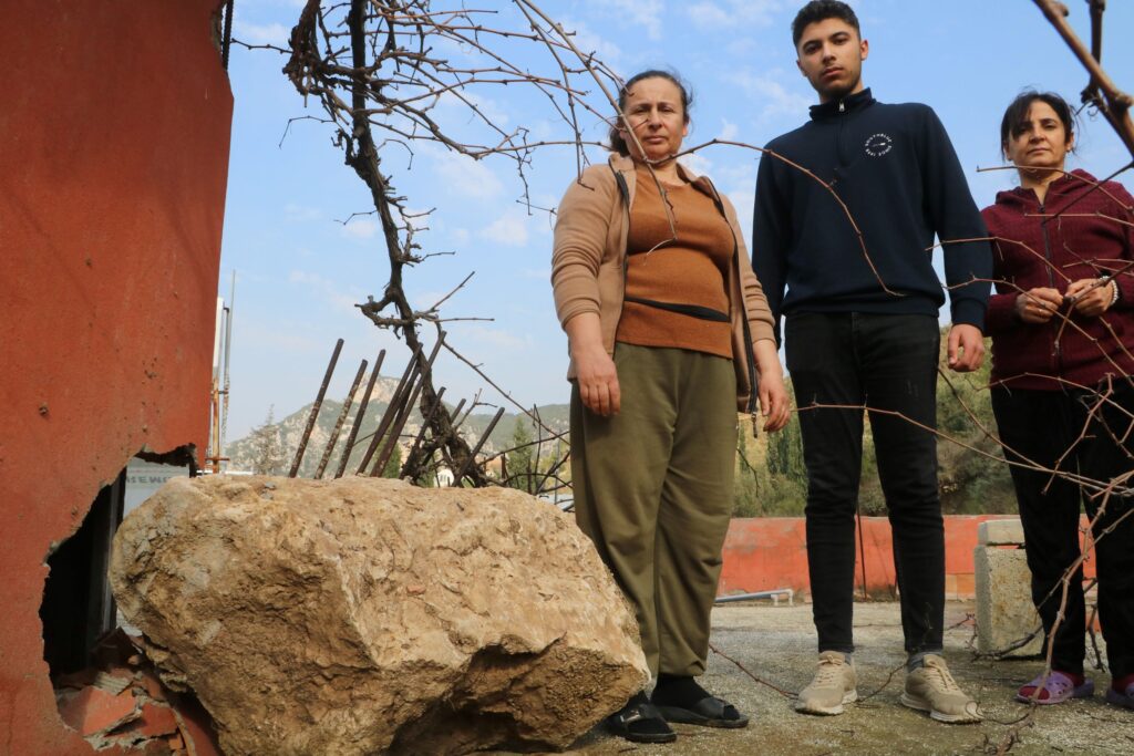 Depremden değil de ağırlıkları 2 tonu bulan kayalardan korkuyorlar