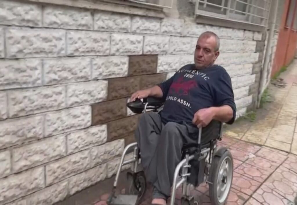 Engelli olduğunu düşünerek yardım etti ama gerçek bambaşka çıktı