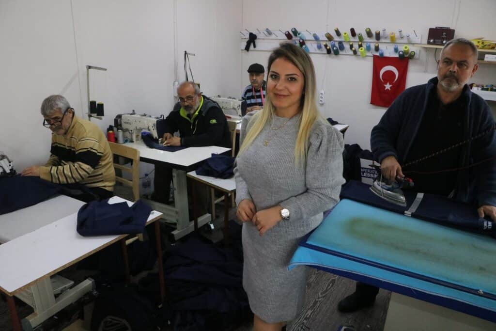 Depremde 2 iş yeri ve evini kaybeden afetzede kadının konteyner iş yerinde kurduğu atölye 7 kişiye ekmek kapısı oldu