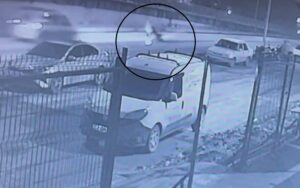MOTOSİKLETTEN DÜŞEN GENCİN ÜZERİNDEN ARAÇ GEÇTİ: O ANLAR KAMERADA
