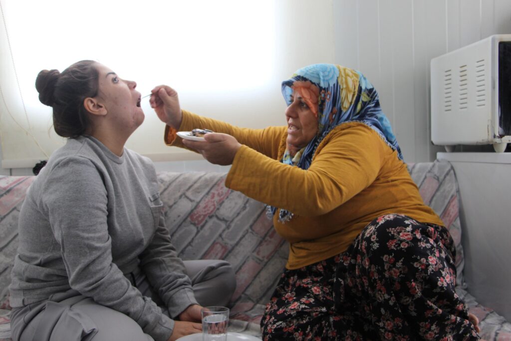 Depremden bu yana konuşamayan genç kızın tek hayali, kendisini şırıngayla besleyen ailesine ‘anne’ ve ‘baba’ diyerek seslenebilmek