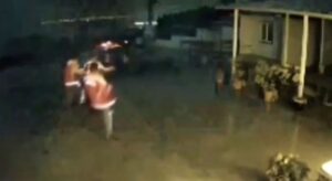 DEPREM ANINDA VATANDAŞLARIN AYAKTA DURMAKTA GÜÇLÜK ÇEKTİĞİ GÖRÜNTÜLER FELAKETİN BÜYÜKLÜĞÜNÜ HATIRLATTI