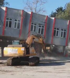 YIKTIĞI BİNANIN ALTINDA KALMAKTAN SON ANDA KURTULDU, PANİK ANI KAMERADA