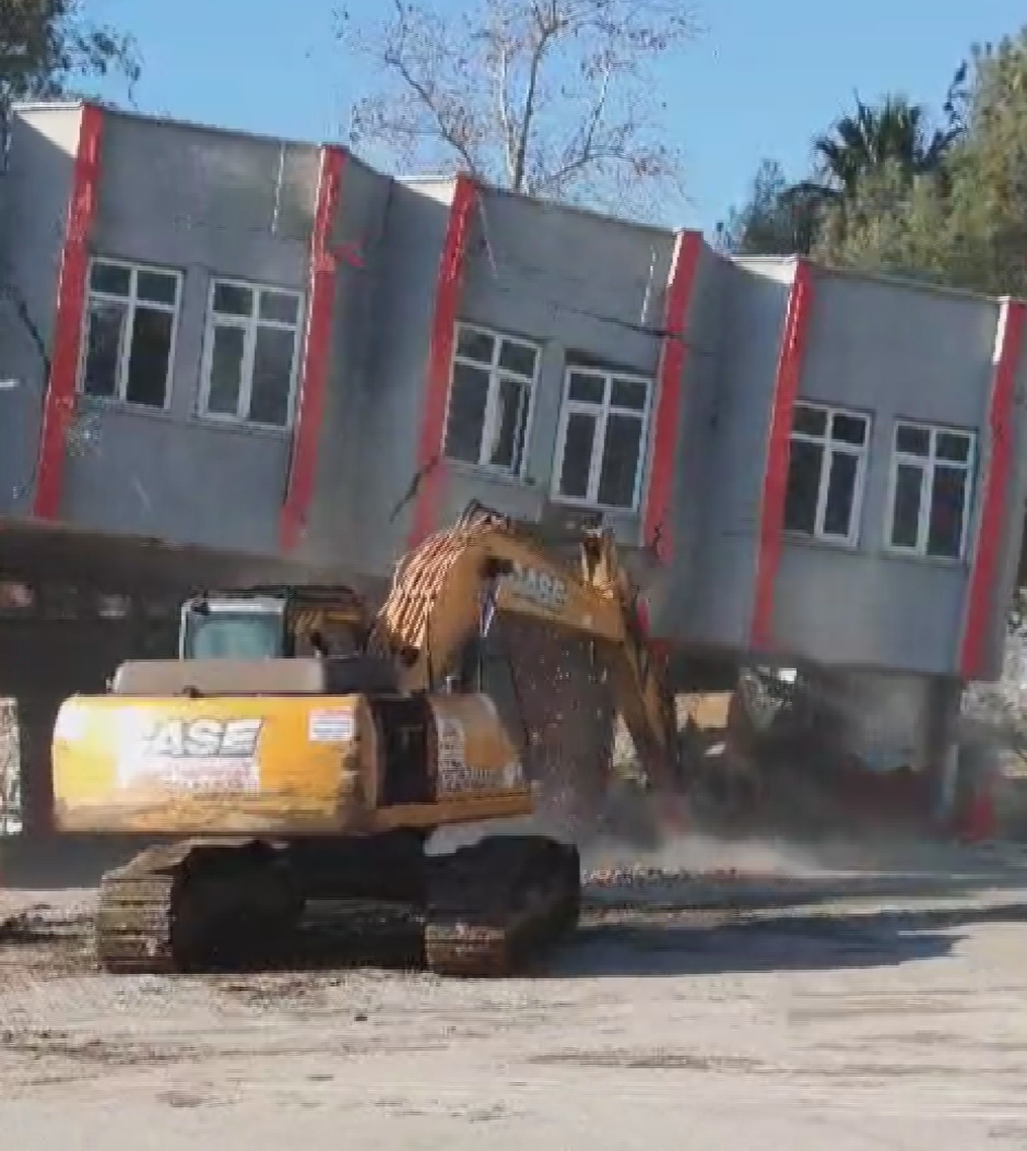 YIKTIĞI BİNANIN ALTINDA KALMAKTAN SON ANDA KURTULDU, PANİK ANI KAMERADA