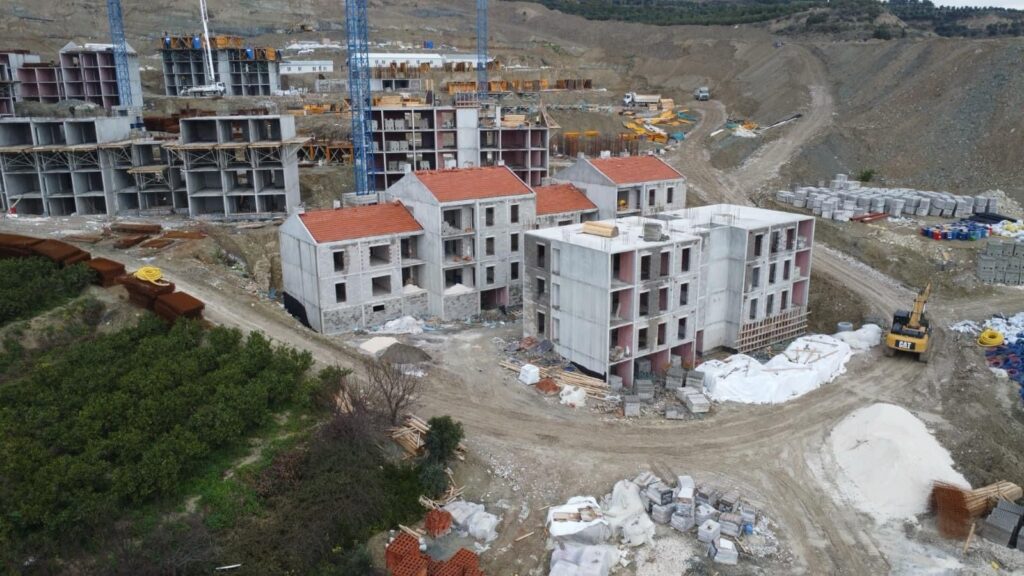 Samandağ’da TOKİ konutları hızla yükseliyor