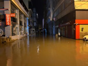 İSKENDERUN'DA ŞİDDETLİ YAĞIŞLA BİRLİKTE CADDELER GÖLE DÖNDÜ