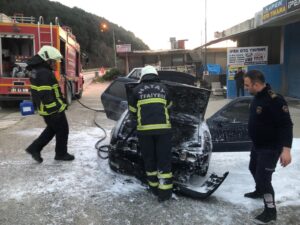 YANAN ARAÇTA MADDİ HASAR OLUŞTU