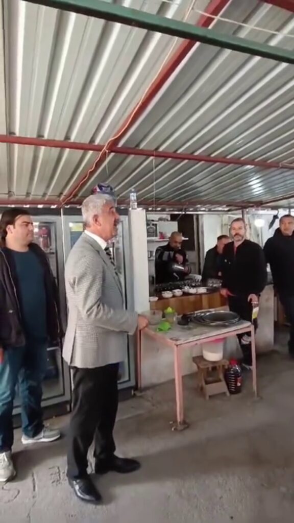 Başkan adayı konuşurken onlar oyunu bırakmadı, o anlar sosyal medyada ilgi odağı oldu