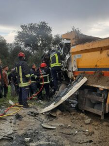 HAFRİYAT KAMYONLARI KAFA KAFAYA ÇARPIŞTI: 3 YARALI