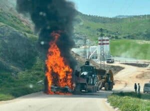İŞ MAKİNESİ YÜKLÜ TIR ALEVLERE TESLİM OLDU
