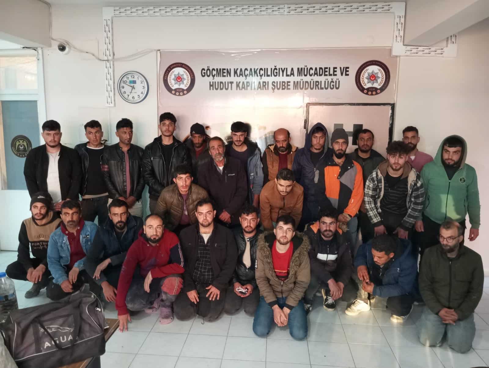 26 KAÇAK GÖÇMENİ TIKA BASA MİNİBÜSE DOLDURAN 2 ORGANİZATÖR TUTUKLANDI
