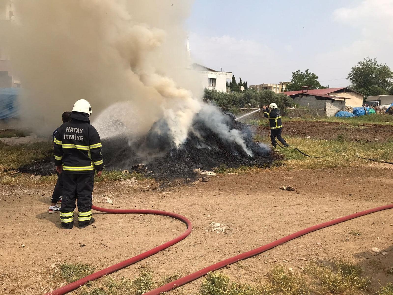 REYHANLI'DA ODUNLARIN BULUNDUĞU ALANDA ÇIKAN YANGIN SÖNDÜRÜLDÜ
