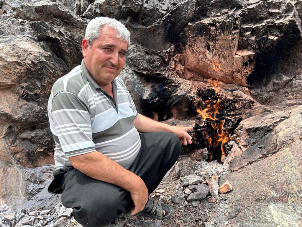 ıllardır yanmaya devam eden Amanos Dağı eteğindeki taş, ilgi çekiyor