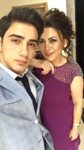 EVLADINDAN DEPREMDEN BU YANA HABER ALAMAYAN ANNE: "BATUHAN OLSAYDI GELİRDİ, ÖPERDİ HEDİYESİNİ VERİRDİ" DEPREMDEN BU YANA UMUTLA GELECEK HABERİ BEKLEYEN ANNENİN, BURUK ANNELER GÜNÜ