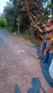 SAHİPSİZ KÖPEĞİ TÜFEKLE ÖLDÜREN ŞAHIS YAKALANDI, O ANLAR KAMERADA