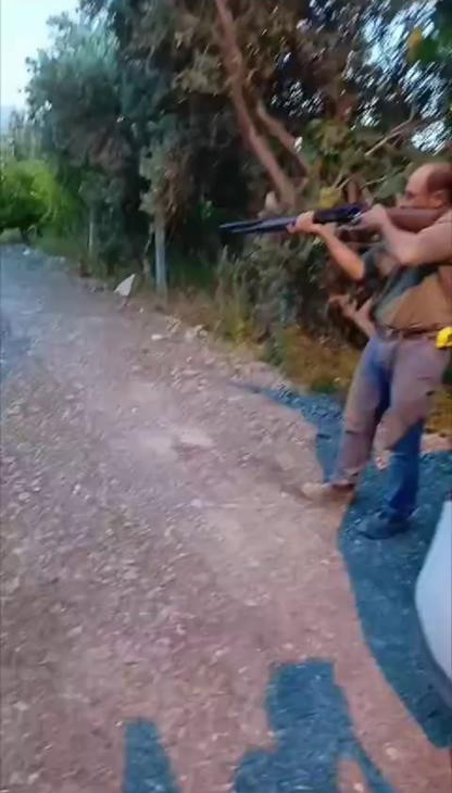 SAHİPSİZ KÖPEĞİ TÜFEKLE ÖLDÜREN ŞAHIS YAKALANDI, O ANLAR KAMERADA
