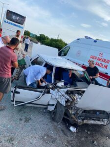OTOBÜSLE ÇARPIŞARAK HURDAYA DÖNEN TOFAŞ'IN SÜRÜCÜSÜ YARALANDI