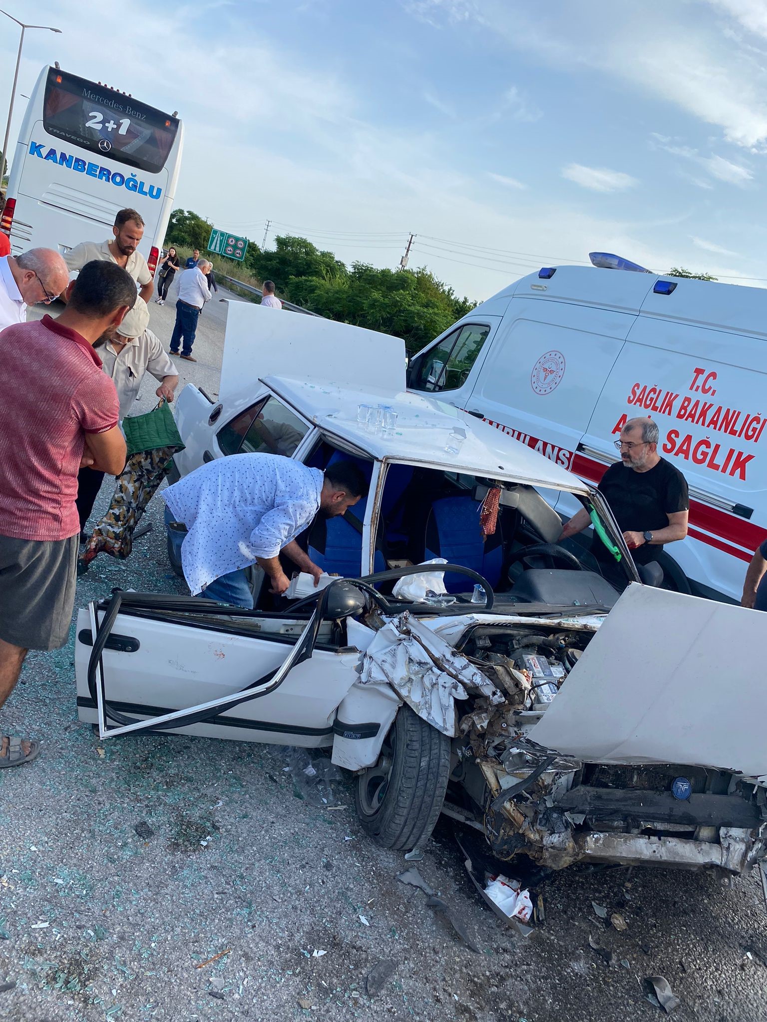 OTOBÜSLE ÇARPIŞARAK HURDAYA DÖNEN TOFAŞ'IN SÜRÜCÜSÜ YARALANDI