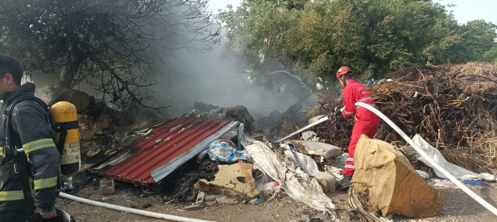 DEPREMZEDE VATANDAŞLARIN YAŞADIĞI 6 KONTEYNER VE BARAKA ALEVLERE TESLİM OLDU