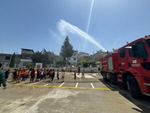 SICAKTAN BUNALAN ÖĞRENCİLER, İTFAİYE EKİPLERİNİN SÜRPRİZİYLE SERİNLEDİ