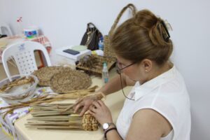 YAZ AYLARINDA ASİ NEHRİ'Nİ KAPLAYAN SU SÜMBÜLLERİ KADINLARIN ELİNDE SANAT ESERİNE DÖNÜŞÜYOR