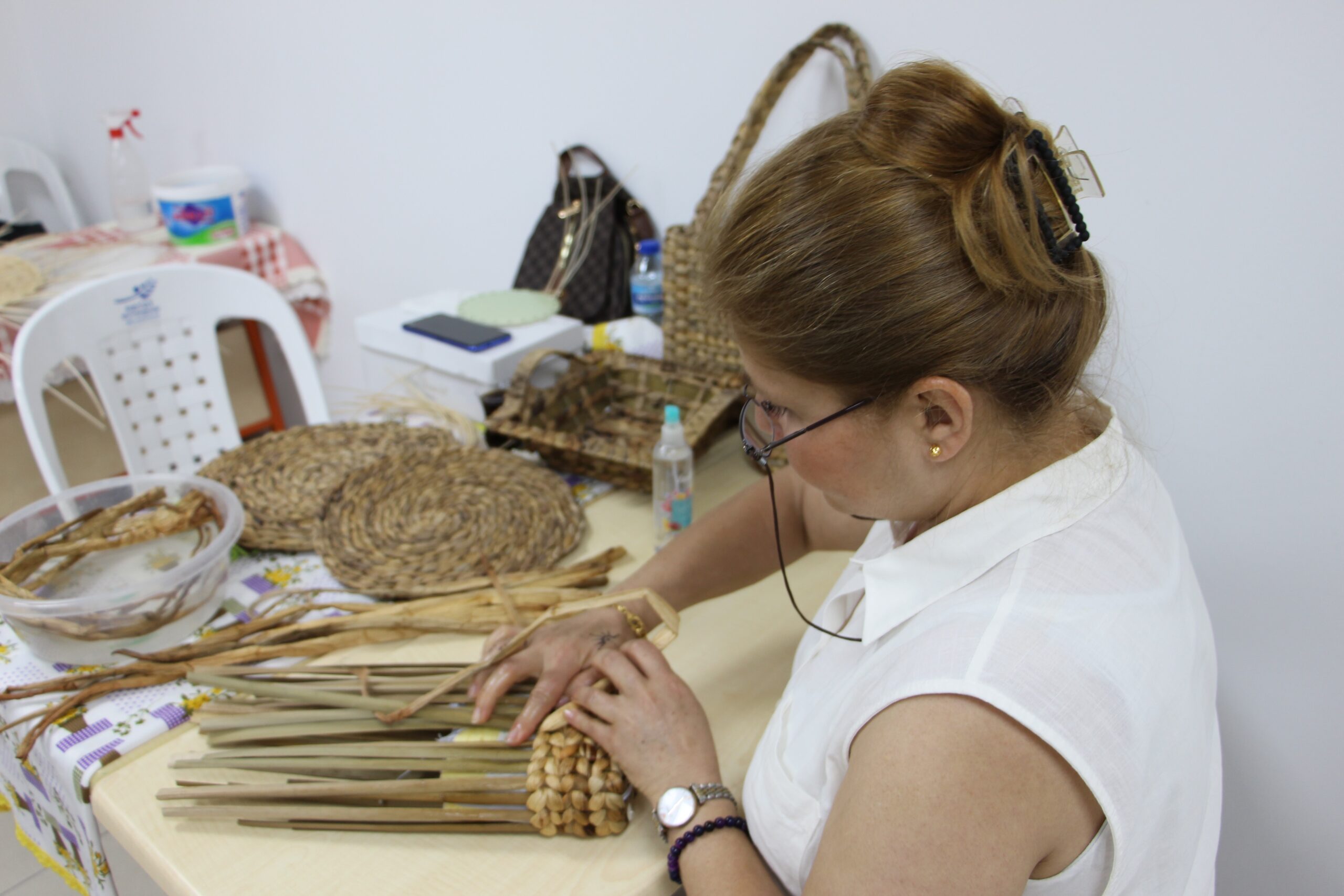 YAZ AYLARINDA ASİ NEHRİ'Nİ KAPLAYAN SU SÜMBÜLLERİ KADINLARIN ELİNDE SANAT ESERİNE DÖNÜŞÜYOR