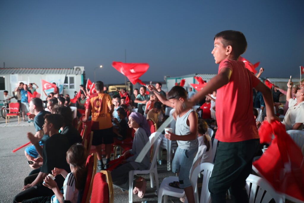 Depremzedeler, milli maç heyecanını konteyner kente kurulan dev ekranda yaşadı