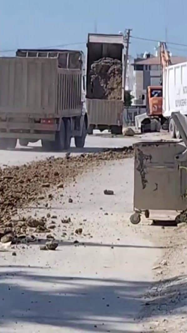 SEYİR HALİNDE DAMPERİNİ AÇAN KAMYON, 200 METRE BOYUNCA YOLA TOPRAK DÖKTÜ O ANLAR KAMERADA VATANDAŞ MUSTAFA USTAOĞLU: "HAFRİYAT KAMYONU 200 METRE BOYUNCA YOLA TOPRAK DÖKTÜ"