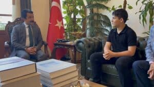 KAYMAKAM DEMİRYÜREK, LGS BİRİNCİSİ KÖKER'E HEDİYESİNİ VERDİ